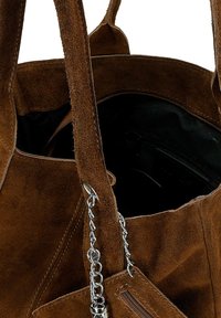 Borsa a tracolla in suede marrone con manici doppi, dotata di un accento in catena e di una tasca con zip all'interno. Texture morbida e interno spazioso.