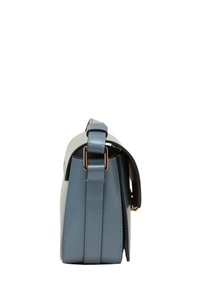 Sac structuré en cuir bleu doux, avec des accessoires en métal doré et une bandoulière contrastante noire. Il présente une forme rectangulaire et des accents cousus.