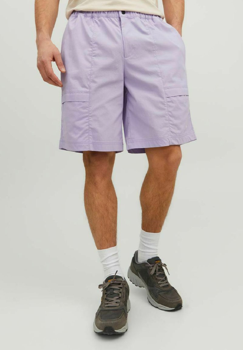 Lavender cargo shorts with an elastic waistband, side pockets, and a relaxed fit, made from lightweight fabric. Worn with dark sneakers.