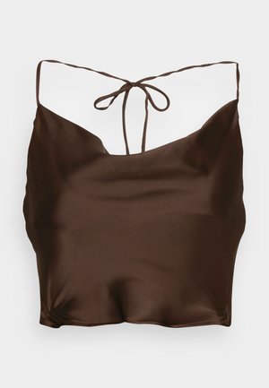 Bruine satijnen camisole met een V-halslijn, dunne verstelbare bandjes en een striksluiting aan de achterkant. Gladde textuur en aansluitend ontwerp.