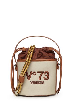 Borsa a secchiello beige e marrone con chiusura in tessuto con coulisse, tracolla intrecciata e "V°73 VENEZIA" ricamato sul davanti.