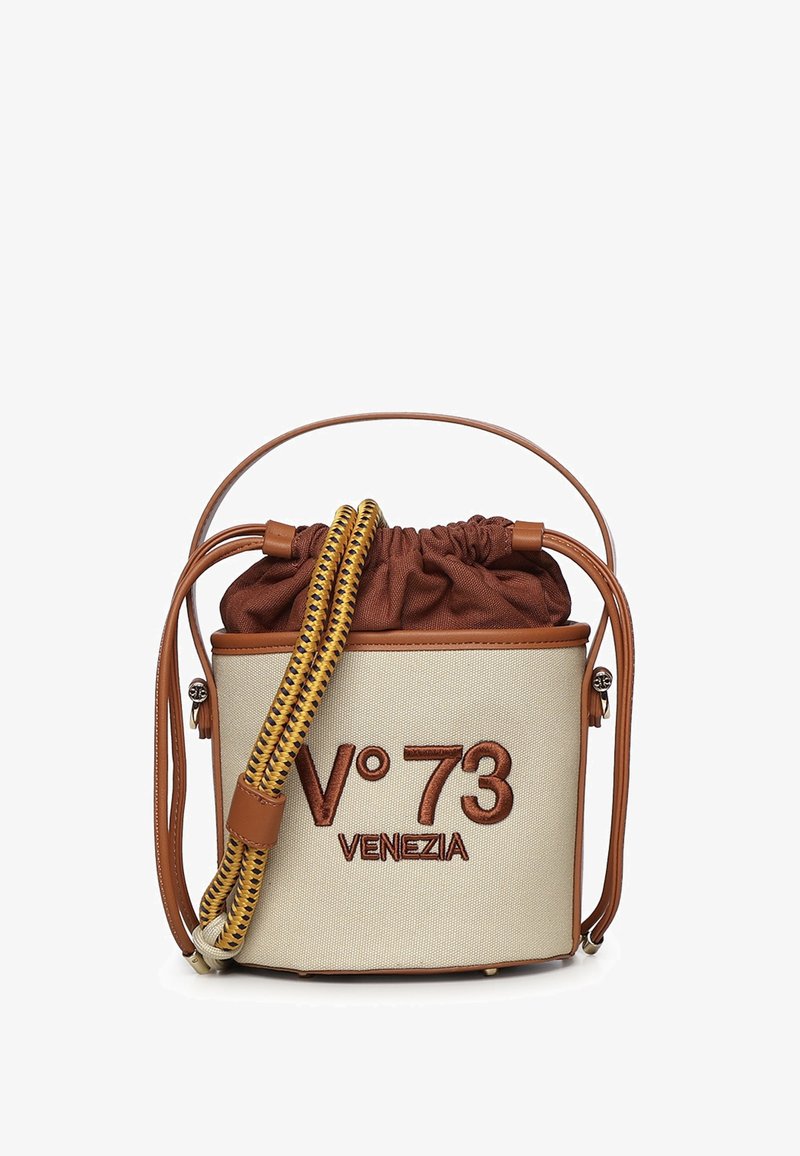 Bolso tipo cubo beige y marrón con cierre de tela con cordón, correa trenzada para el hombro y bordado "V°73 VENEZIA" en el frente.