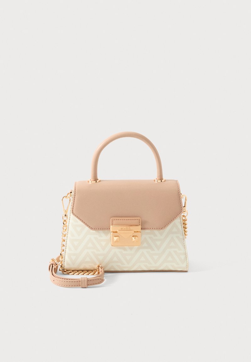 Petit sac à main beige et blanc avec motif géométrique, fermoir doré, poignée arrondie et bandoulière chaîne amovible sur fond uni.