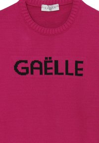 Maglione fucsia in maglia con scollo rotondo e logo "GAËLLE" a pixel nero sul petto. Texture morbida e design leggero.