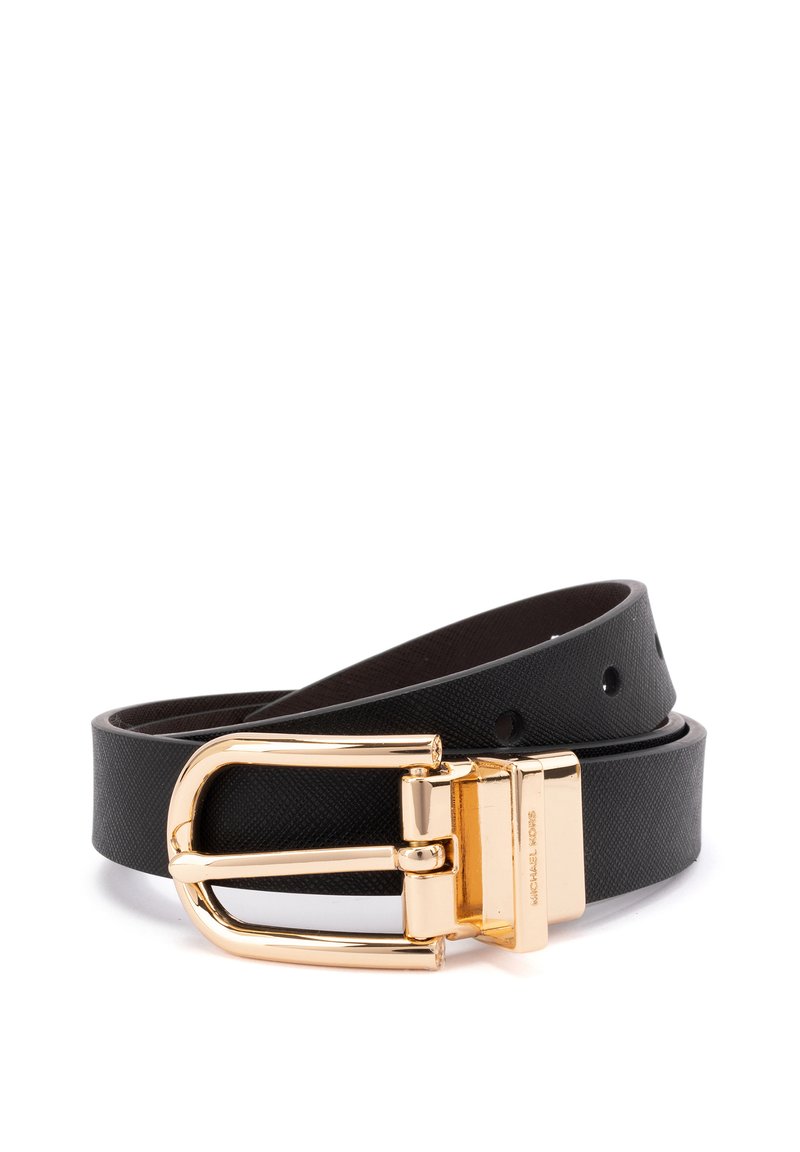 Zwarte leren riem met een gestructureerde afwerking, voorzien van een gouden metalen gesp en een slank ontwerp. Inclusief meerdere gaten voor aanpassing.