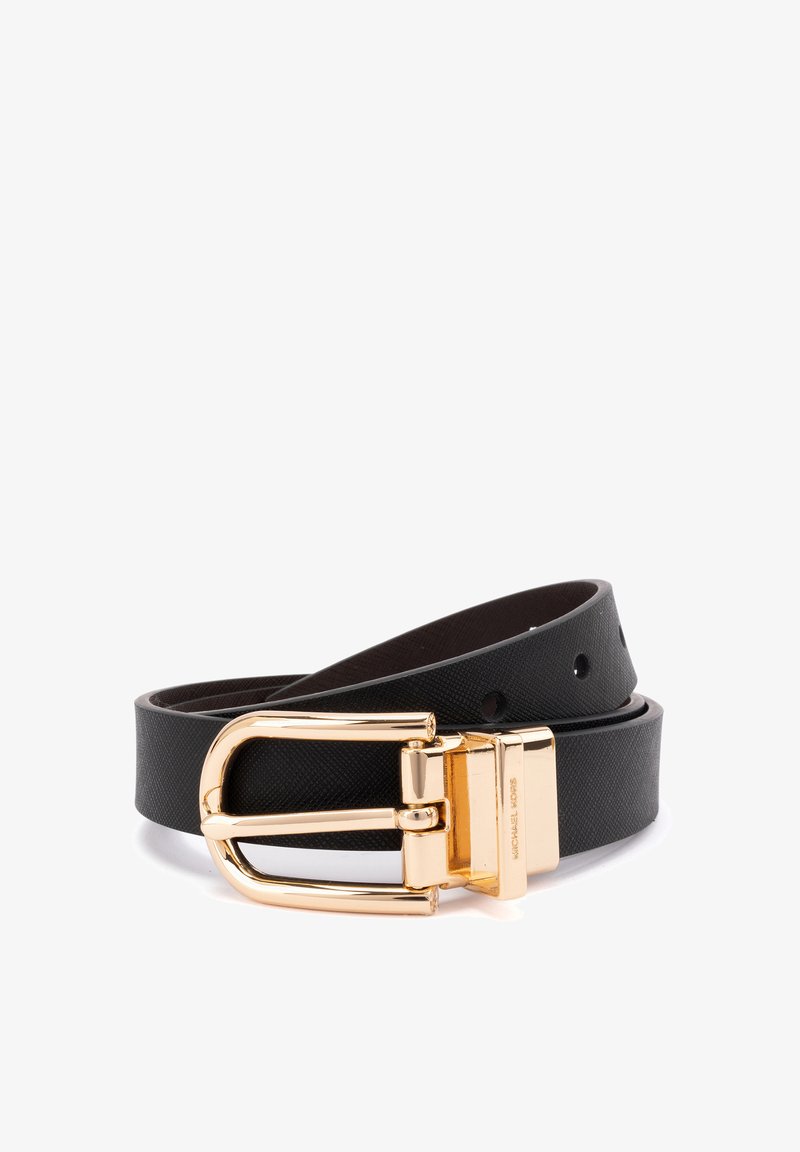Zwarte leren riem met een gestructureerde afwerking, voorzien van een gouden metalen gesp en een slank ontwerp. Inclusief meerdere gaten voor aanpassing.