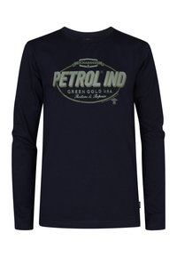 Langarm-Navy-Baumwoll-T-Shirt mit einem grünen Grafikdruck auf der Vorderseite, der "PETROL IND GREEN GOLD U.S.A." liest, runder Halsausschnitt und normale Passform.