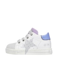 Sneaker bianco per bambini con stella argentata glitterata, lacci grigi, linguetta viola e tab di tallone blu, vista laterale su sfondo bianco.