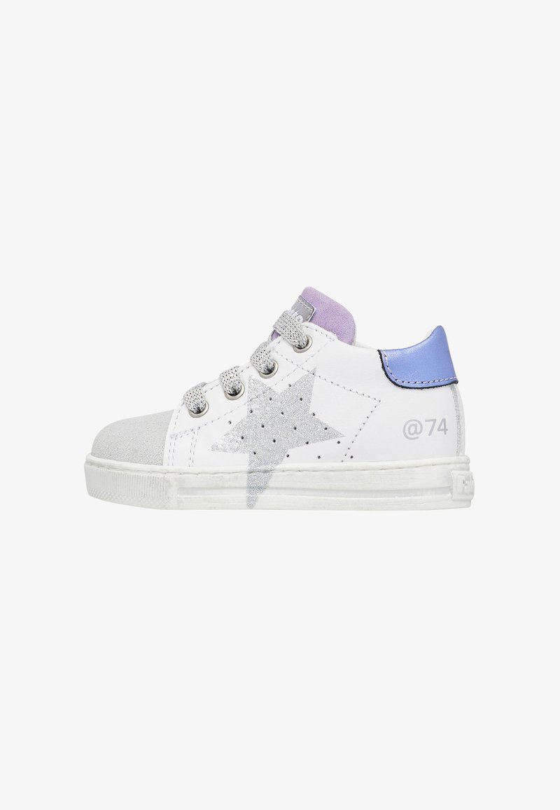 Zapatilla blanca para niño pequeño con estrella de purpurina plateada, cordones grises, lengüeta morada y tirador azul en el talón, vista lateral sobre fondo blanco.