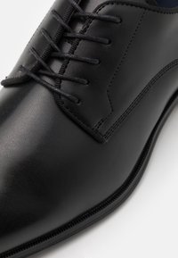 Pier One Derbies & Richelieus - black