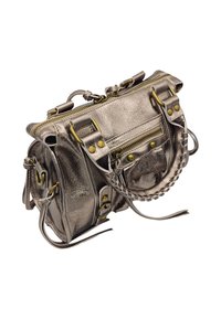 Sac à main argent métallique avec une finition texturée, deux zips sur le dessus, accents en or, anse tressée et poches latérales.