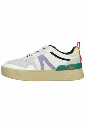 Baskets basses avec des panneaux blancs, beiges et violets, détail vert au talon, languette rouge et semelle épaisse beige.
