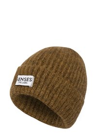 Braune gerippte Strickmütze mit einem weißen, aufgenähten Etikett, auf dem "SENSES THE LABEL" auf dem umgeschlagenen Rand steht.
