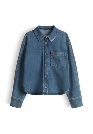 Blaue Jeansjacke mit langen Ärmeln, Vorderknöpfen, einer Brusttasche und einem kleinen roten Herz-Detail auf der Tasche.