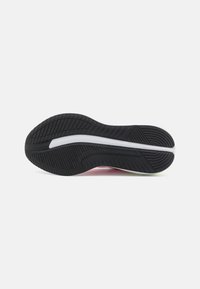Semelle en caoutchouc noir avec un motif de grip texturé, dotée d'une bande intermédiaire blanche pour l'amorti, et des bords lisses.