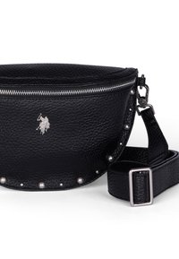 Černá kožená crossbody taška se zipovým uzávěrem, stříbrnými hroty a malou logovou nášivkou. Má nastavitelný popruh.