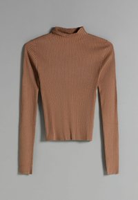 Brązowy dopasowany sweter prążkowany z wysokim kołnierzem, długimi rękawami i krótkim fasonem, zdobiony teksturowanymi pionowymi liniami.