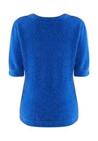 Niebieski puszysty sweter z krótkimi rękawami, dekoltem w łódkę oraz miękką teksturą. Tył ma zaokrąglony dół i brak widocznych szwów.