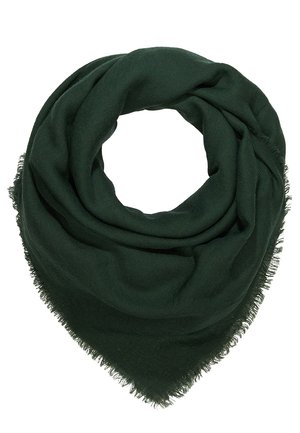 Foulard triangulaire vert foncé en tissu doux avec des bords à franges, plié librement en forme circulaire.
