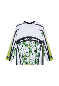 Λευκό πουκάμισο απόδοσης με μακρύ μανίκι και πράσινο σχέδιο φλόγας. Διαθέτει μαύρες λεπτομέρειες και λογότυπο, κατασκευασμένο από ελαφρύ, διαπνέον υλικό.