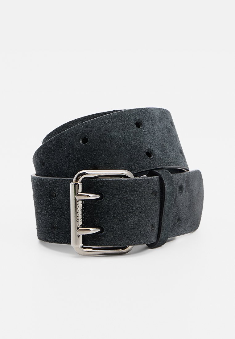 Zwarte suède riem met een zilveren metalen gesp, voorzien van meerdere gaten voor aanpassing, een gladde textuur en een brede design.