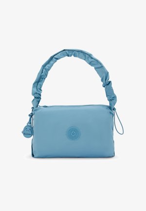 Lysblå rektangulær taske med en samlet hank, lavet af glat materiale. Har en lynlåslukning og en dekorativ charme vedhæftet.