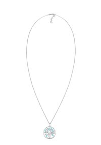Collier en chaîne argentée avec un pendentif circulaire orné d'un motif d'arbre, décoré de pierres précieuses bleues, texture métallique lisse et branches intriquées.