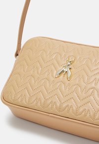 Patrizia Pepe BORSA BAG - Borsa a tracolla - pompei beige