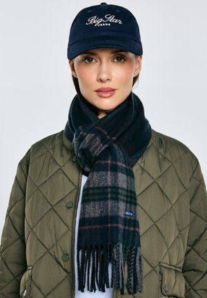 Granatowa czapka z logo „Big Star Jeans”, pikowana oliwkowozielona kurtka, ciemny szal w kratę z frędzlami, bawełniana faktura, nowoczesny design.