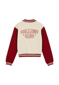Grädde- och röd varsityjacka med vit brodyr som säger "COLLEGE CLUB", randig ribbad krage och ärmmuddar, slät tyg och avslappnad passform.