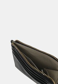 Portafoglio in pelle nera con una zip dorata, dotato di numerosi scomparti per carte e una fodera interna liscia, parzialmente aperto per mostrare il contenuto.