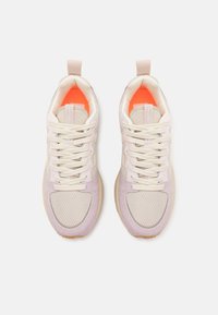 Sneaker con una toma leggera di lavanda, materiali in rete e camoscio, punta tonda, lacci beige e solette arancio brillante.