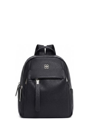 Zaino in pelle nera testurizzata con tasca frontale con zip, tiretti della cerniera in argento, piccolo logo in metallo e spallacci regolabili.