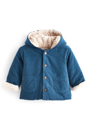 Veste pour tout-petit bleue avec capuche, doublure en polaire crème confortable, boutons-pression à l'avant et deux poches plaquées.