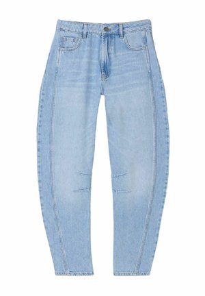 Blugi din denim albastru deschis, conici, cu buzunare în față și spate, închidere cu nasturi și detalii cusute la nivelul genunchilor, prezentate așezate pe fundal alb.