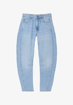 Blugi din denim albastru deschis, conici, cu buzunare în față și spate, închidere cu nasturi și detalii cusute la nivelul genunchilor, prezentate așezate pe fundal alb.