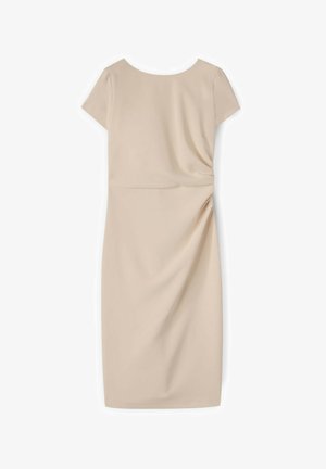 Vestido beige hasta la rodilla con mangas cortas y fruncido sutil en el lateral sobre un fondo blanco liso.