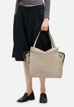 Beige Leder-Shopper mit einem lässigen Design und doppelten Griffen, ausgestattet mit einer strukturierten Oberfläche und einem dezenten Markenlogo auf der Vorderseite.
