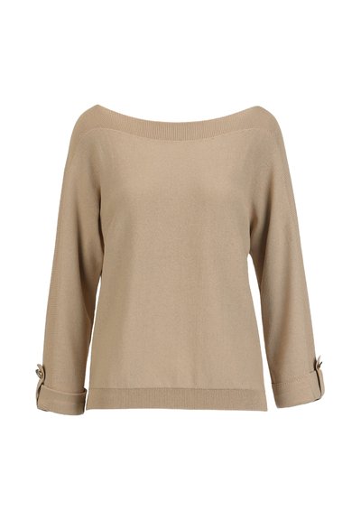 Pull beige avec un décolleté asymétrique découvrant une épaule, manches trois-quarts, et boutons décoratifs aux poignets. Texture en maille lisse, coupe décontractée.