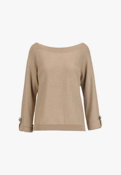 Pull beige avec un décolleté asymétrique découvrant une épaule, manches trois-quarts, et boutons décoratifs aux poignets. Texture en maille lisse, coupe décontractée.
