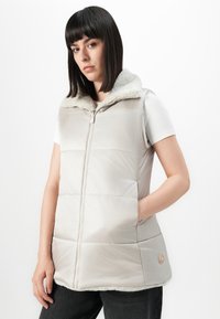 Lichtgrijze gewatteerde vest met een pluche gevoerde capuchon, ritsluiting en zijzakken. Heeft een gladde textuur en een minimalistisch ontwerp.