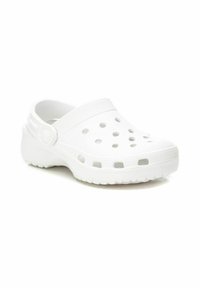 Zuecos blancos hechos de plástico suave, con múltiples agujeros de ventilación, una correa texturizada en la parte superior y una suela resistente para mayor agarre.