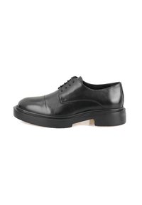 Zwarte leren oxford schoen met een gladde afwerking, ronde neus, zes oogjes voor vetersluiting en een dikke zwarte rubberen zool.