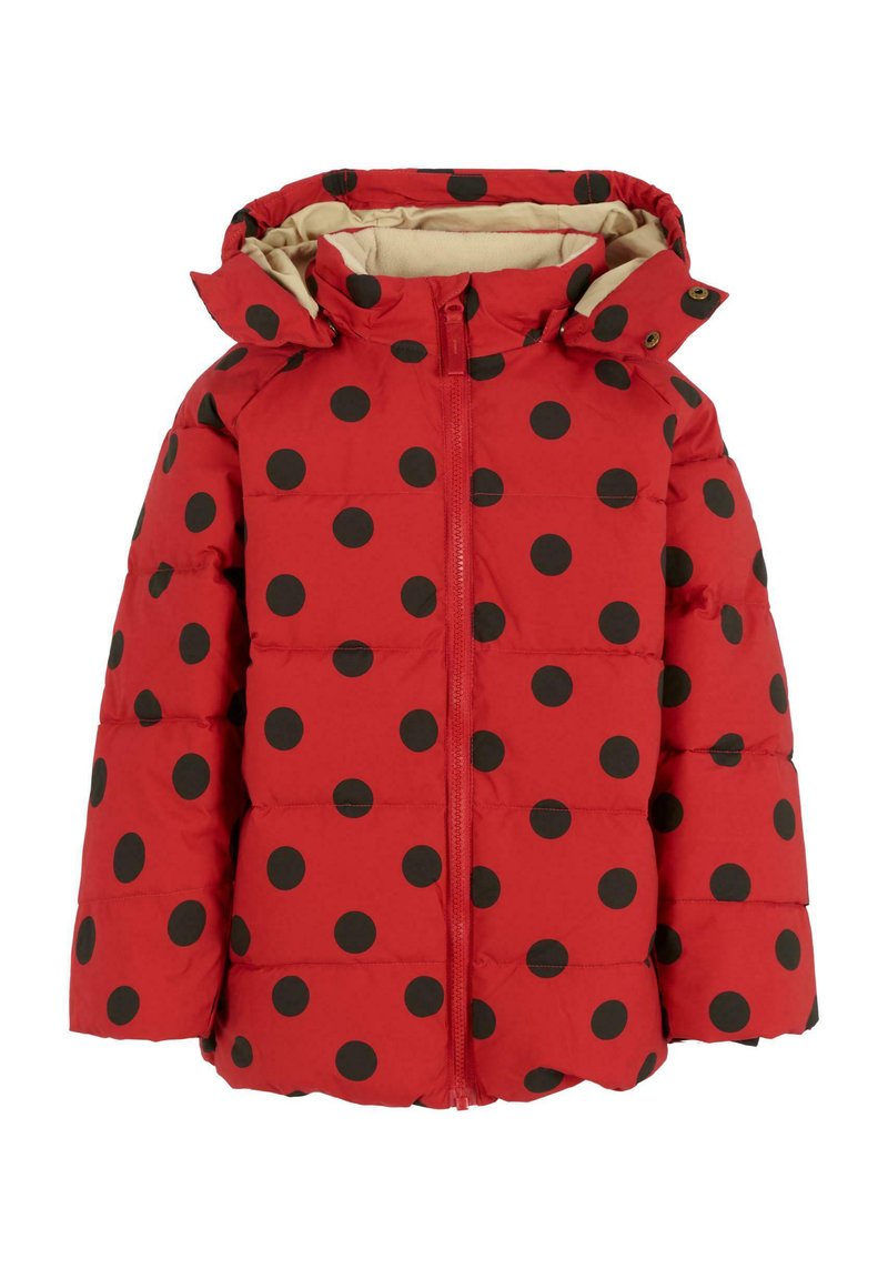 Giacca imbottita rossa con pois neri, dotata di cappuccio, chiusura a zip e texture trapuntata. La fodera interna è beige, realizzata in tessuto morbido e liscio.