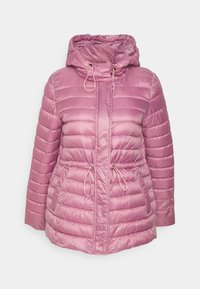 Vadderad rosa jacka med huva, med vertikal quiltad design, justerbara dragskor i midjan och detaljer i guldton.