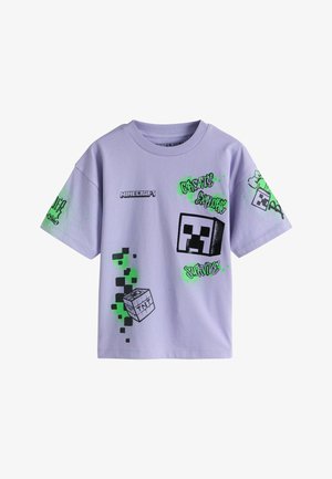 Lavendel Minecraft T-shirt met Creeper-gezicht, TNT-blok, groene graffiti-tekst "Create Explore Survive" en gepixelde designelementen.