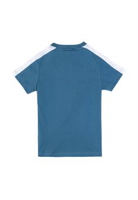 Maglietta blu a maniche corte in cotone, con accenti bianchi sulle spalle, texture liscia, scollo rotondo e orlo dritto.