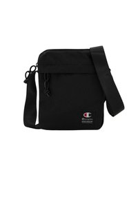 Borsa a tracolla nera in tessuto con tracolla regolabile, chiusura superiore con zip e etichetta logo sul davanti. Texture liscia e design compatto.