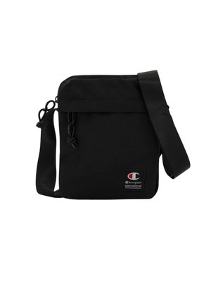 Borsa a tracolla nera in tessuto con tracolla regolabile, chiusura superiore con zip e etichetta logo sul davanti. Texture liscia e design compatto.