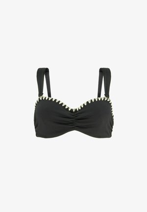 Czarny biustonosz bikini z teksturowanej tkaniny, z marszczeniem miseczek i kontrastowym białym falbaniastym wykończeniem wzdłuż dekoltu. Regulowane ramiączka.